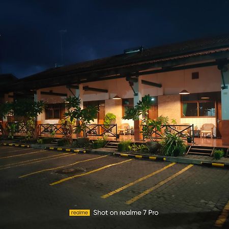 Hotel Aneka Baru Слеман Экстерьер фото